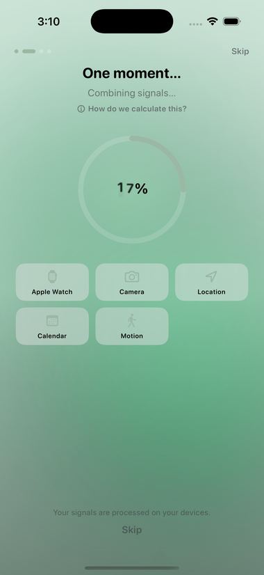 Combina las señales que ya autorizaste —Apple Watch, cámara, ubicación, calendario, movimiento— con una hoja «¿Cómo lo calculamos?» que explica cada una.